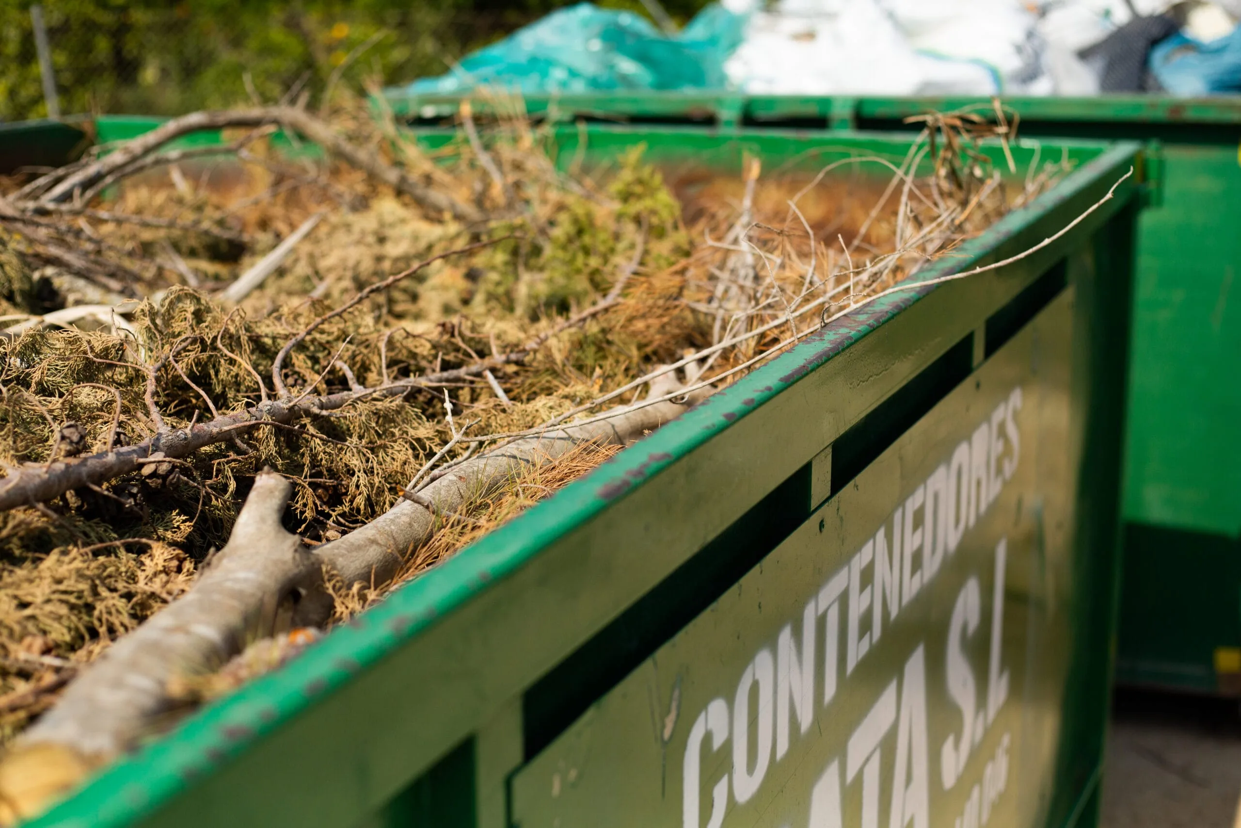 Contenedor de 12 m³ para restos de jardinería en JAVEA. - Imagen 3